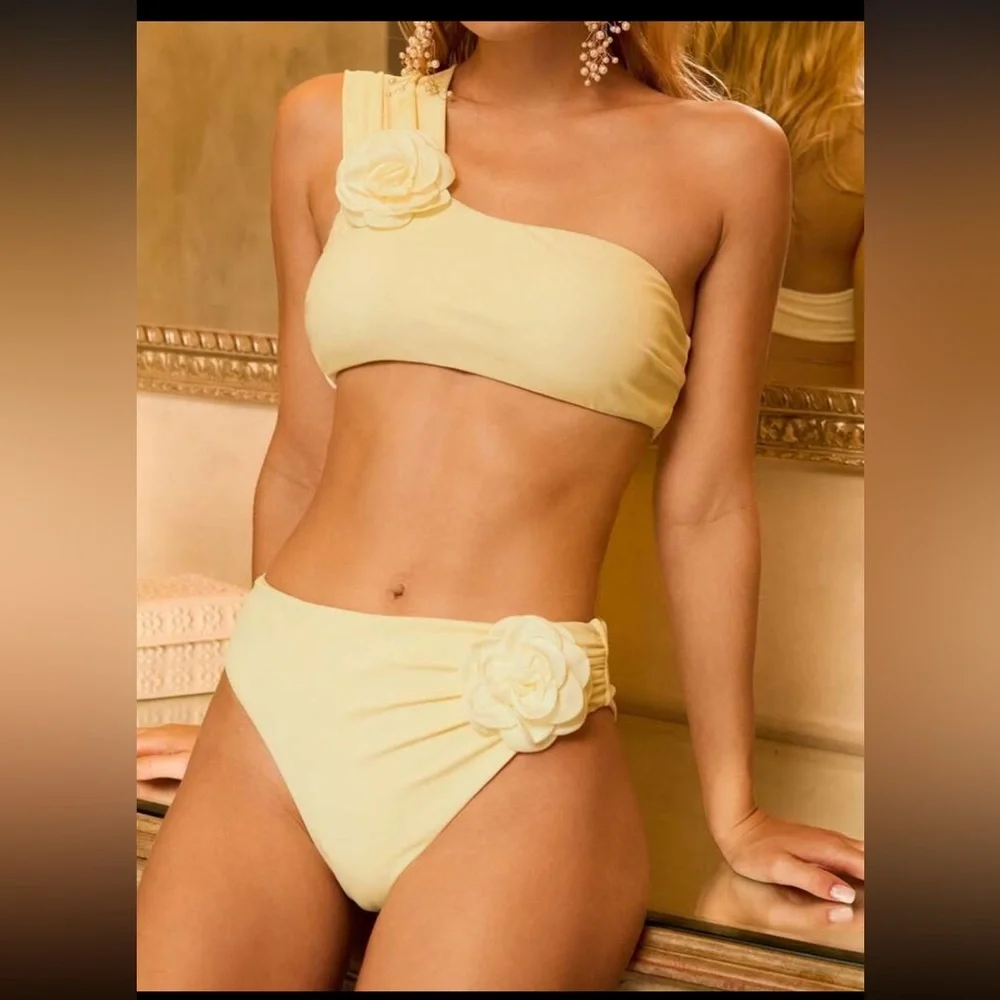 NWT Elegant Yellow One-Shoulder Bikini - Picture 1 of 3
